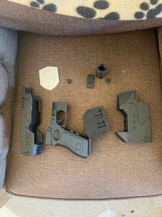 Judge Dredd Lawgiver & Badge - 3D Printed cosplay/ Props/DIY